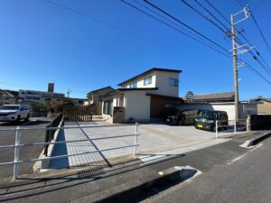 幸田町の新築エクステリア：木目調の温もりある外構