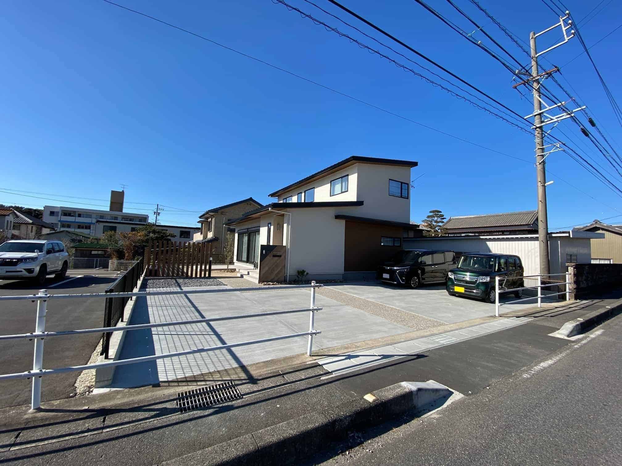 幸田町の新築エクステリア：木目調の温もりある外構