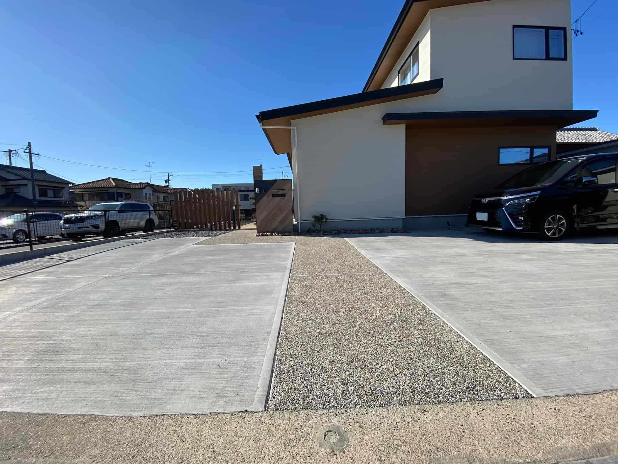 幸田町の新築エクステリア：玄関までをつなぐ洗出しのアプローチ