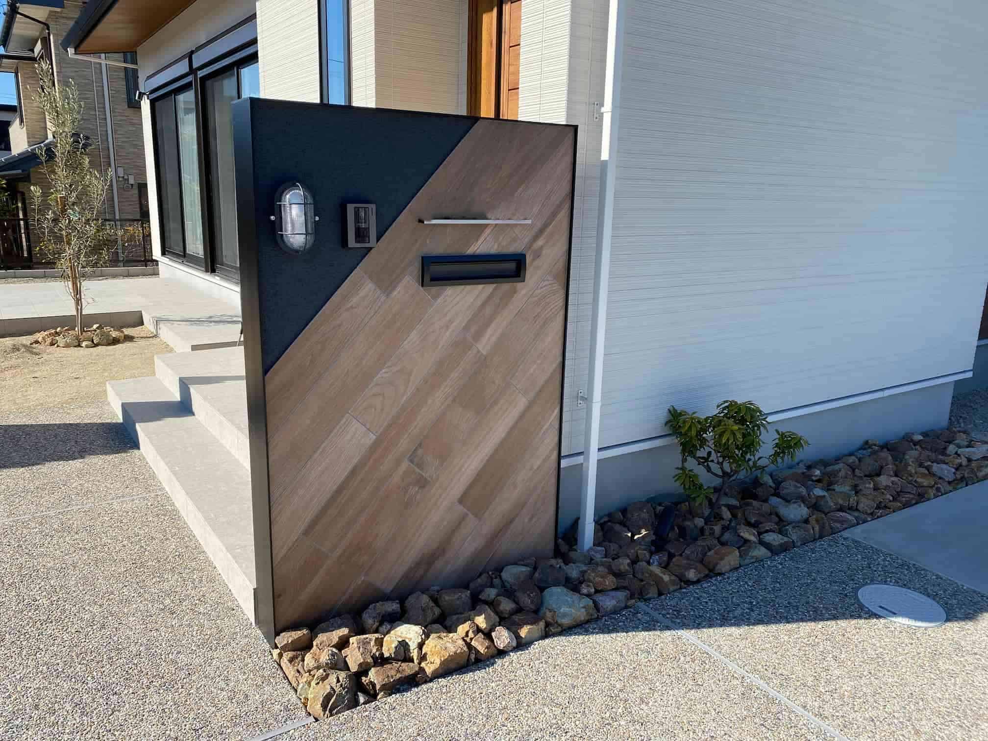 幸田町の新築エクステリア：ジョリパットと木目調タイルの門柱