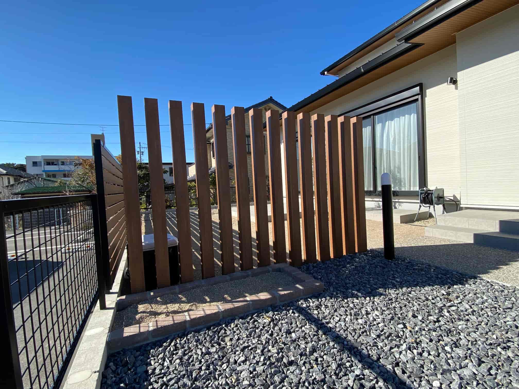 幸田町の新築エクステリア:お庭の境をやさしく仕切る角柱