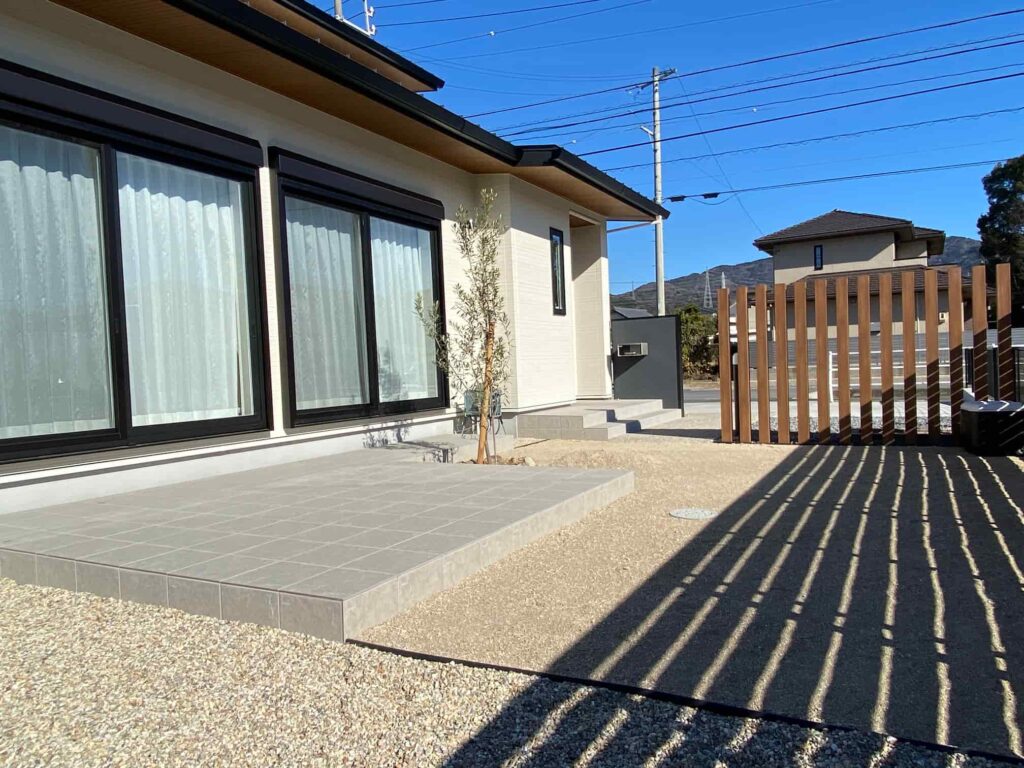 幸田町の新築エクステリア：落ち着いた色合いのタイルテラス