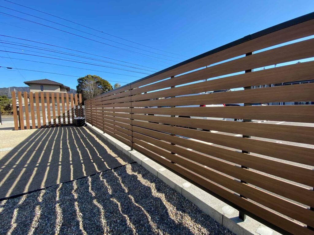 幸田町の新築エクステリア：プライバシーとデザインを両立したフェンス