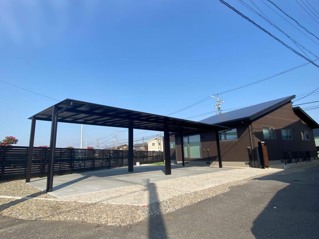 碧南市の新築エクステリア：カーポートを2台連結したモダン外構
