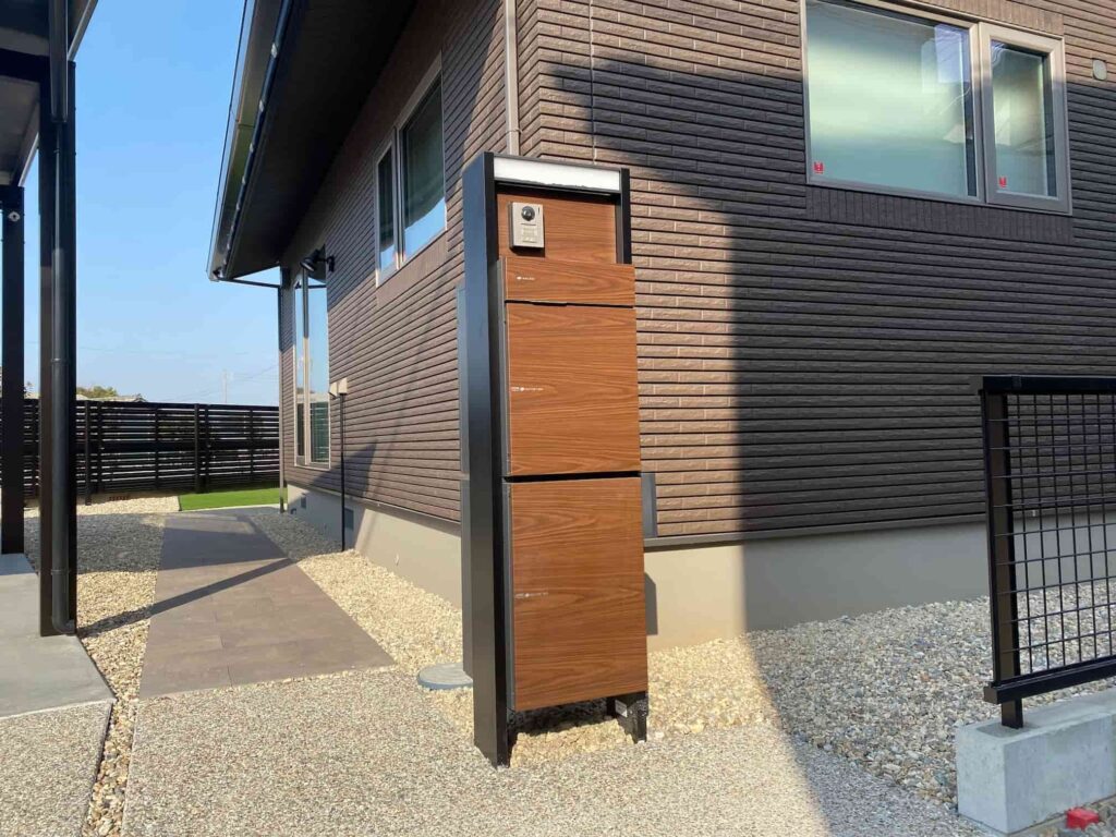 碧南市の新築エクステリア：宅配ポスト2つある機能門柱