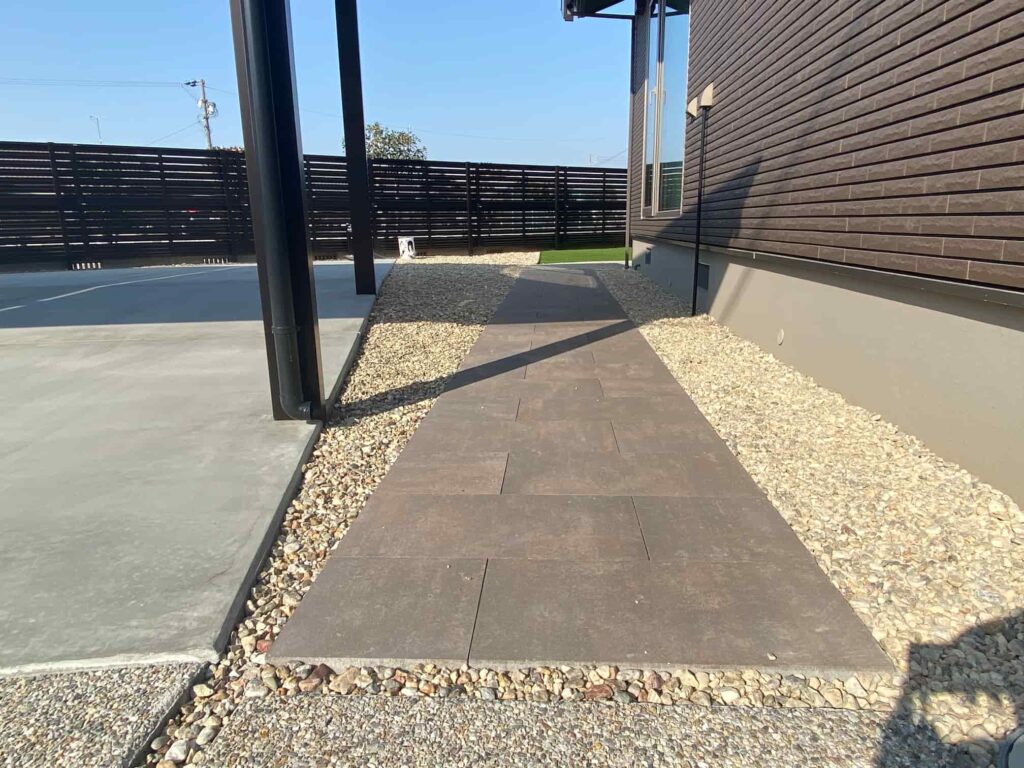 碧南市の新築エクステリア：平板敷きのアプローチ