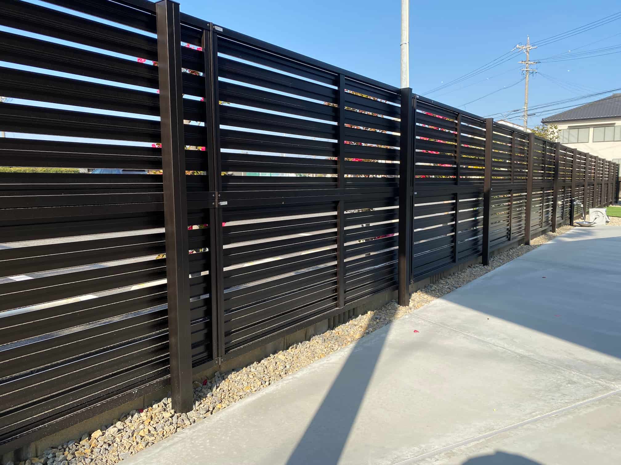 碧南市の新築エクステリア:H1600の高さある目隠しフェンス