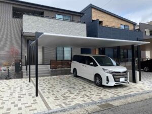 豊田市の外構リフォーム：フラットデザインが映えるカーポート