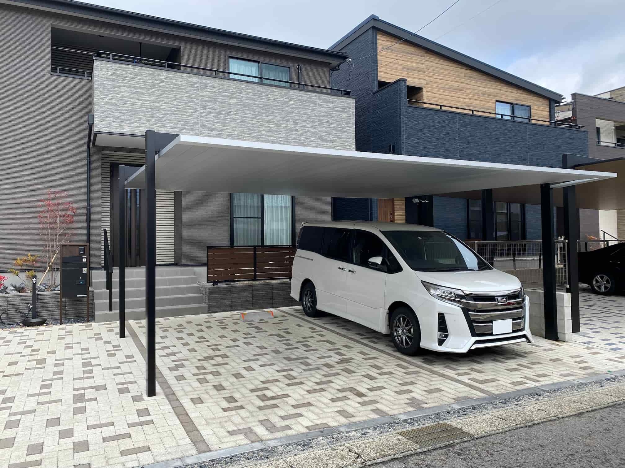 豊田市の外構リフォーム:フラットデザインが映えるカーポート