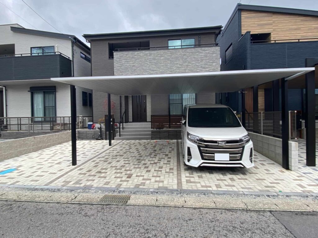 豊田市の外構リフォーム:両側支持タイプで安心のカーポート