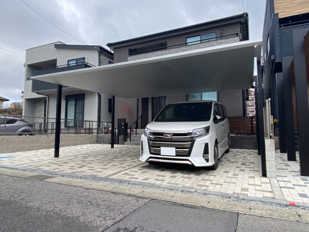 豊田市の外構リフォーム:無駄のないデザインのカーポート