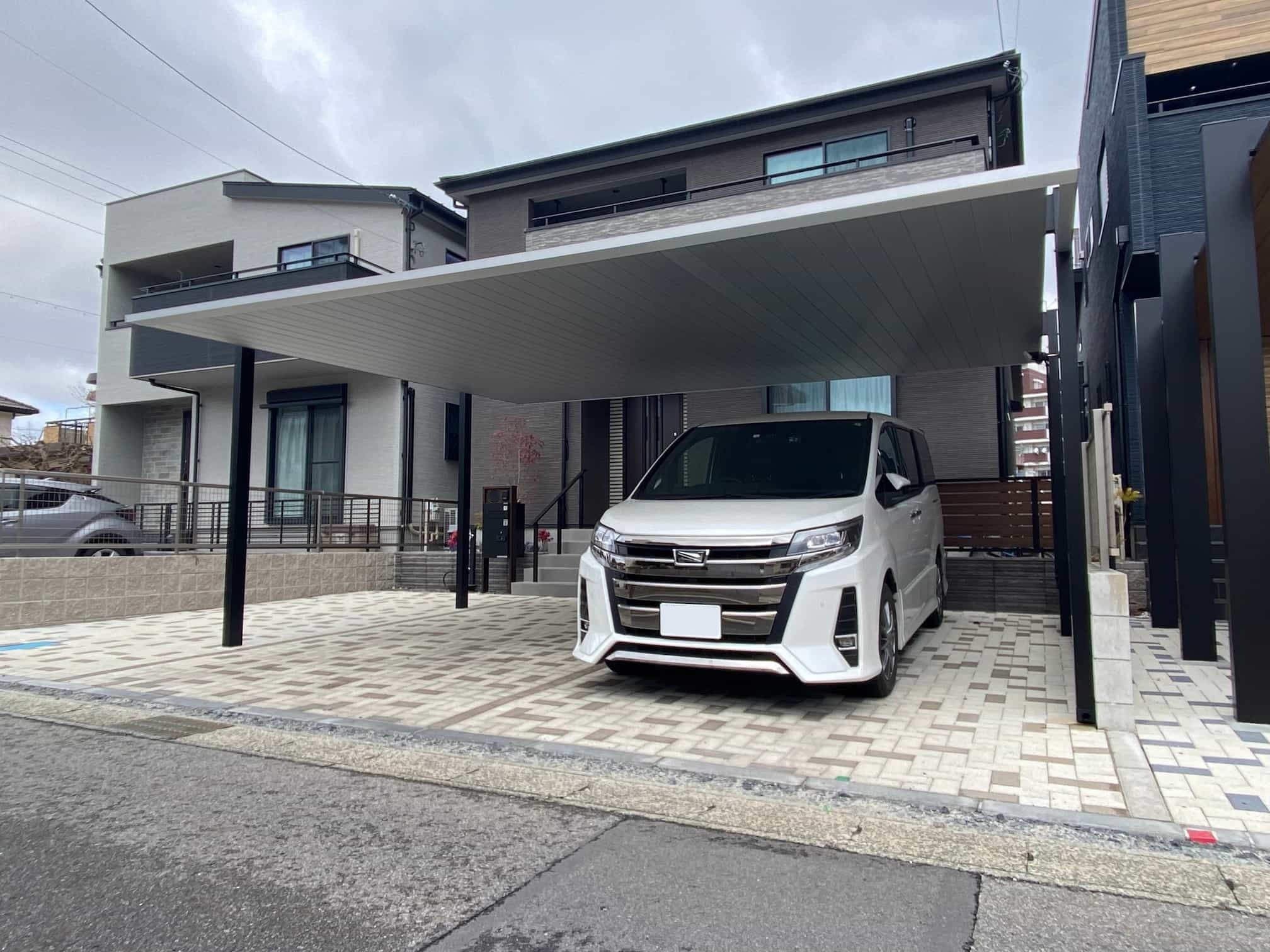 豊田市の外構リフォーム:無駄のないデザインのカーポート