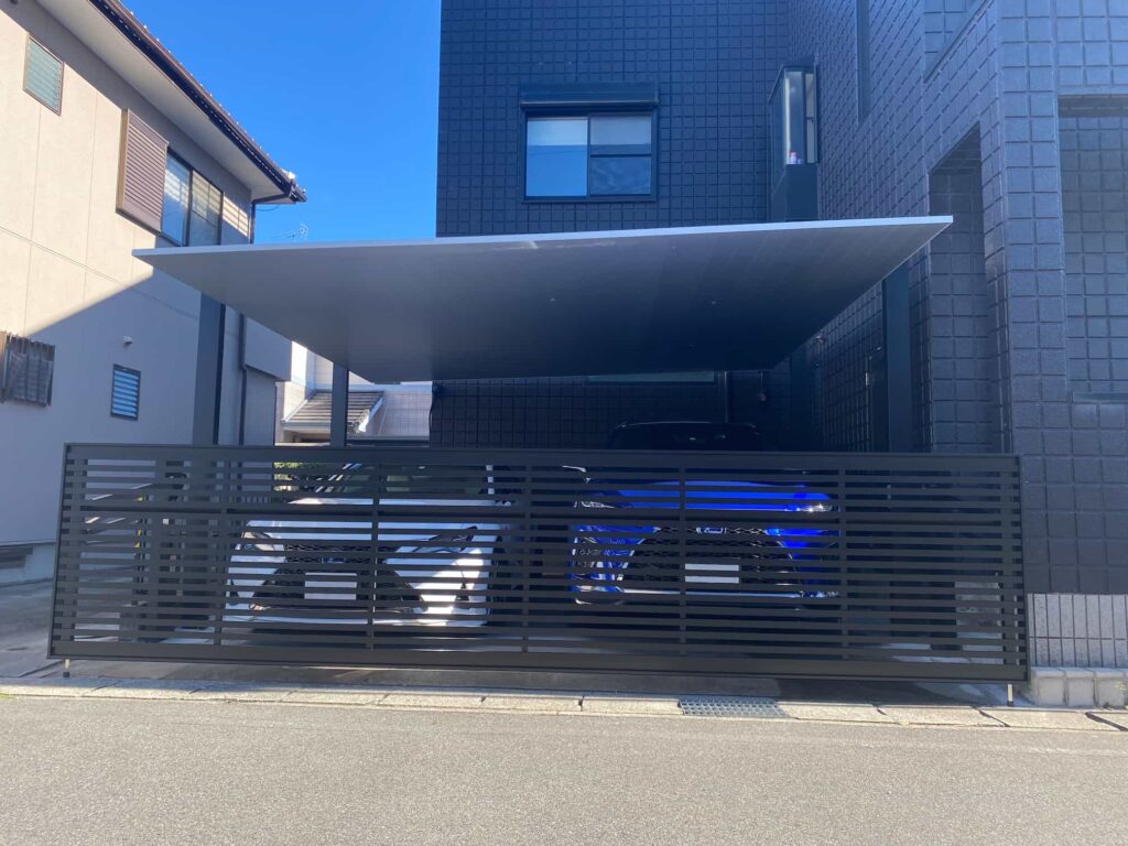 おしゃれな跳ね上げ門扉の施工例②