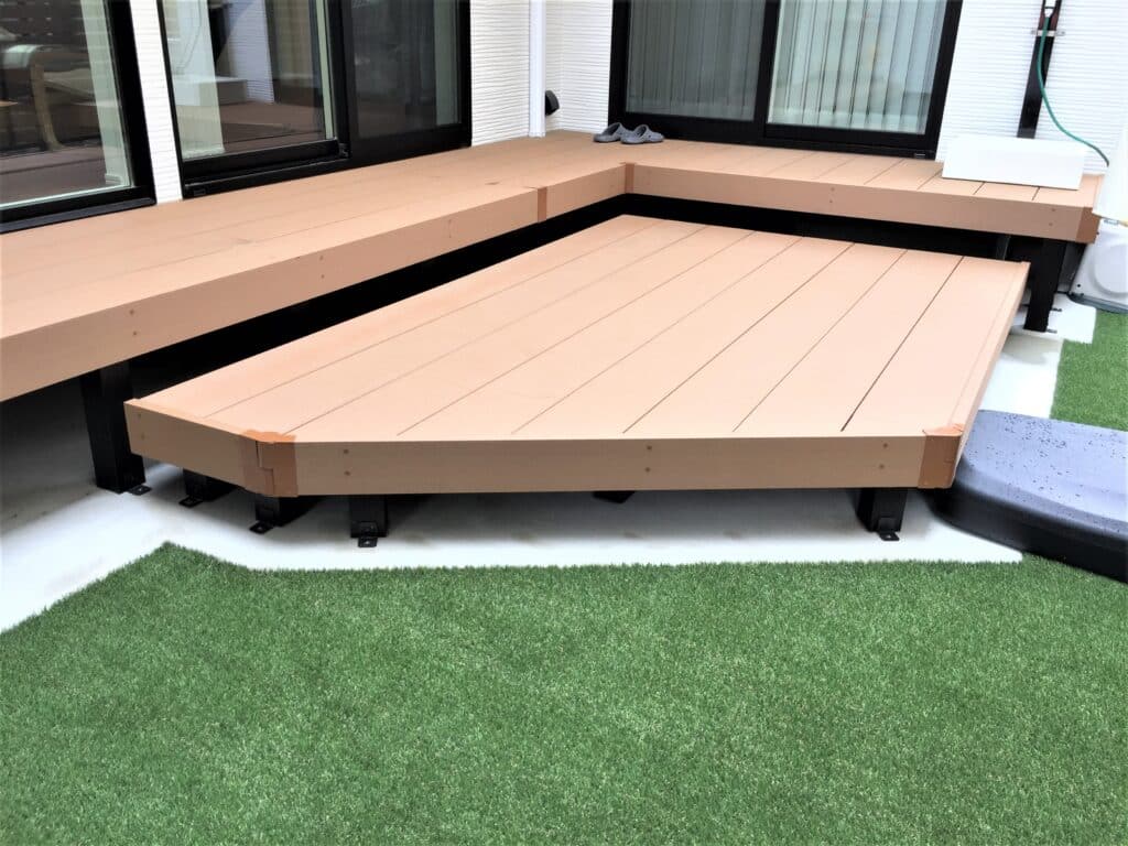 お手入れが簡単な人工木の施工事例_2