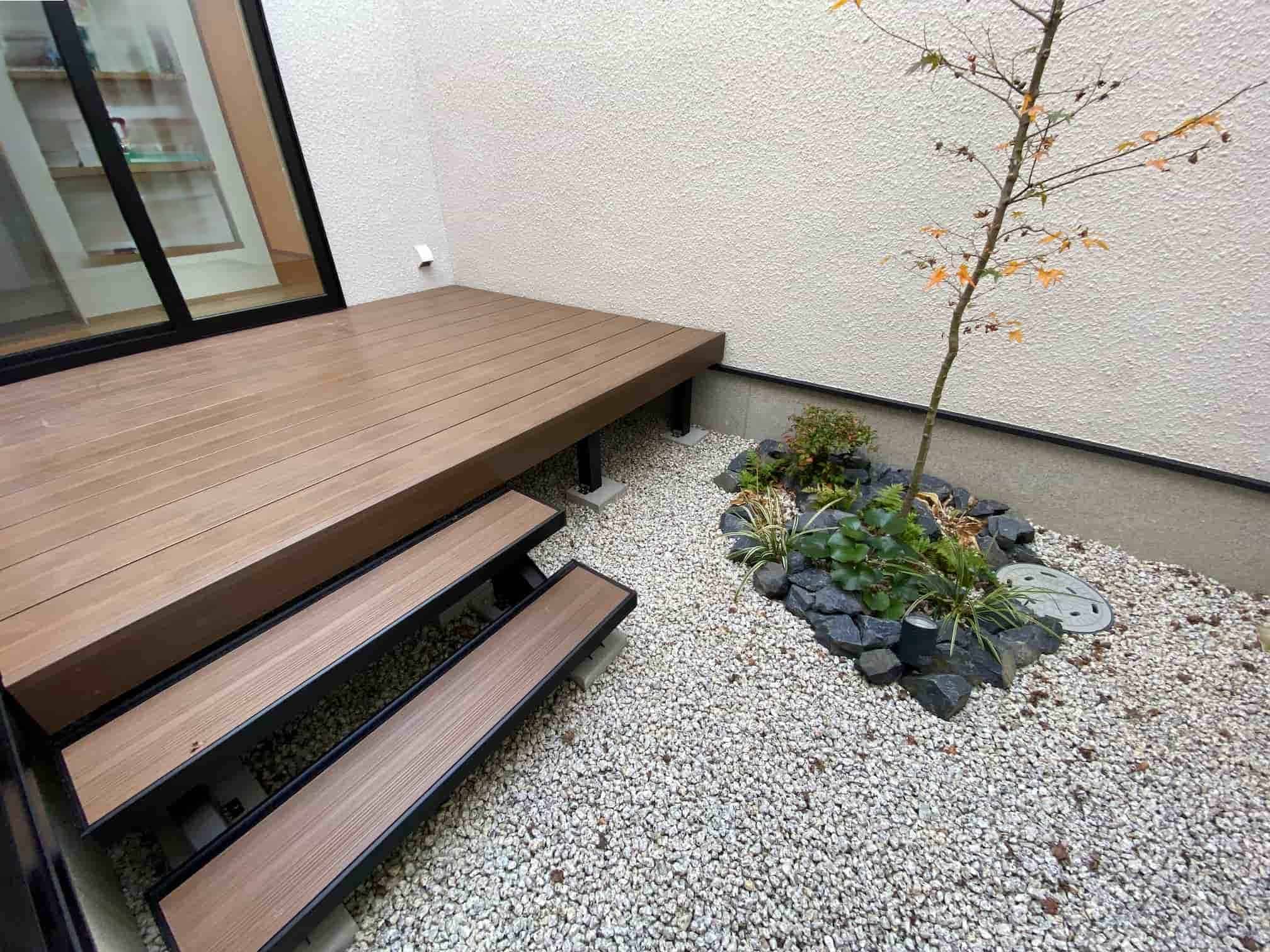 お手入れが簡単な人工木の施工事例_1