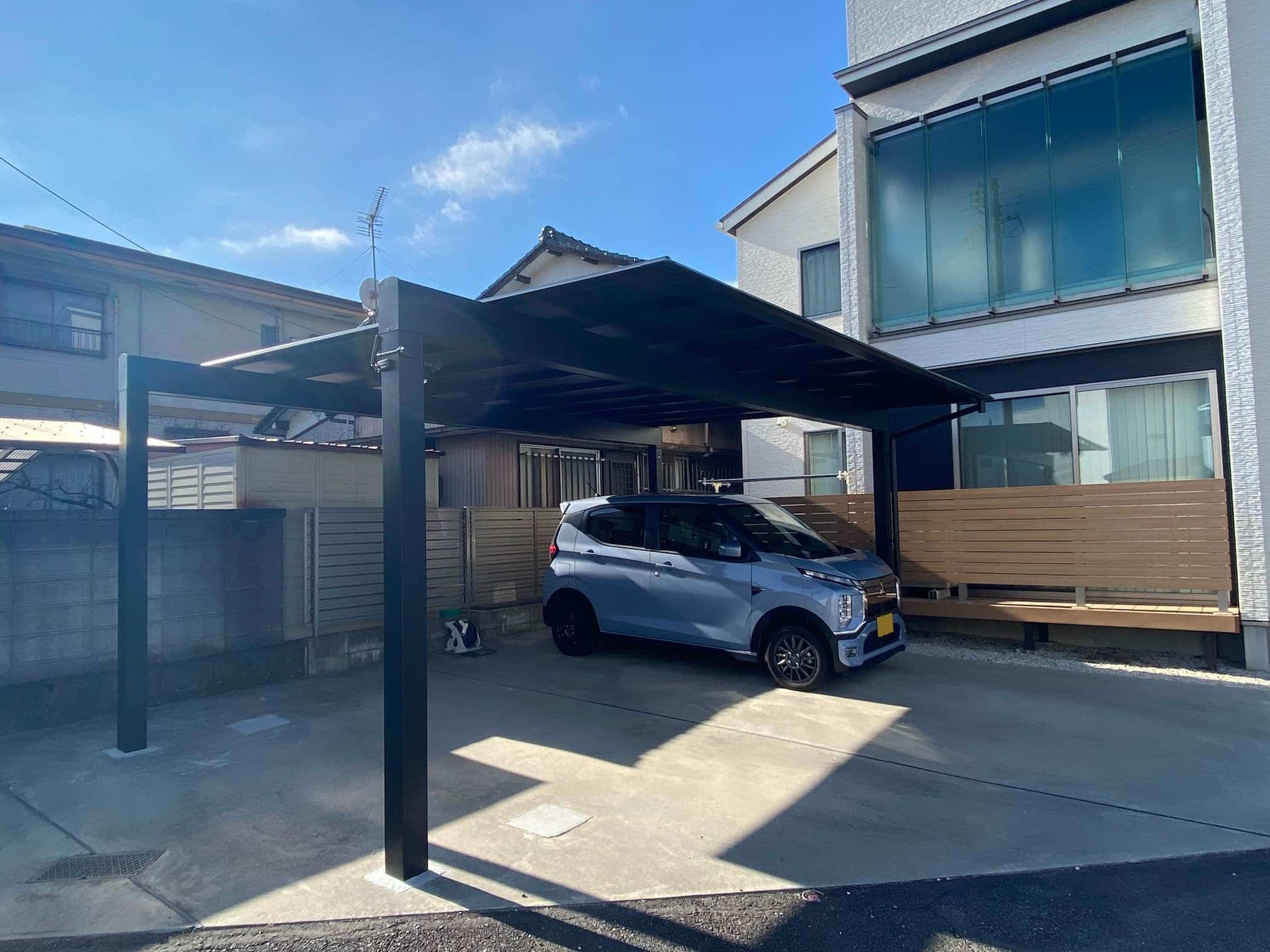 岡崎市の外構リフォーム：ブラックの屋根がおしゃれなカーポート