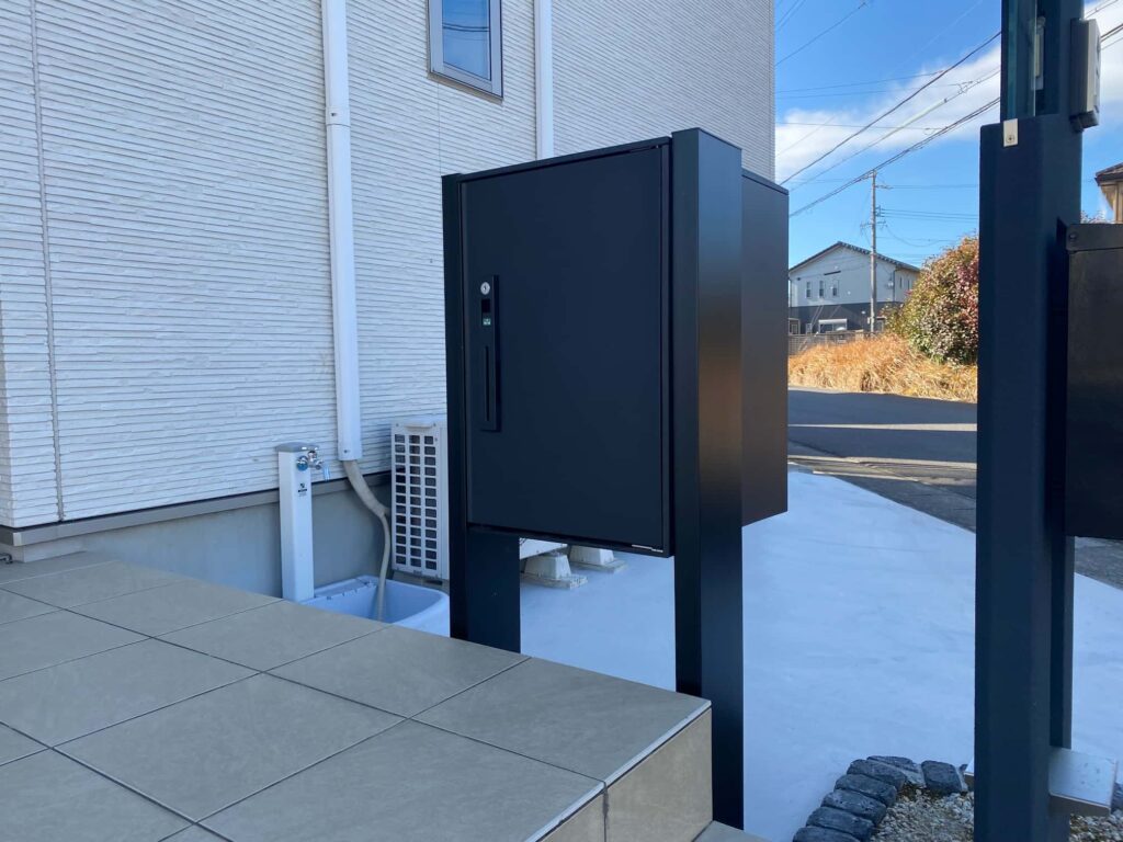 岡崎市の外構リフォーム：シンプルデザインの宅配ボックス