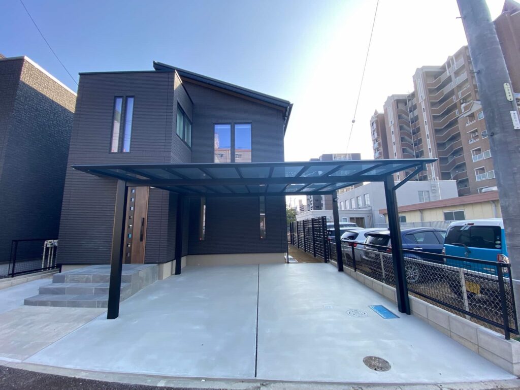 豊田市の新築エクステリア：熱線遮断ポリカーボネートのカーポート