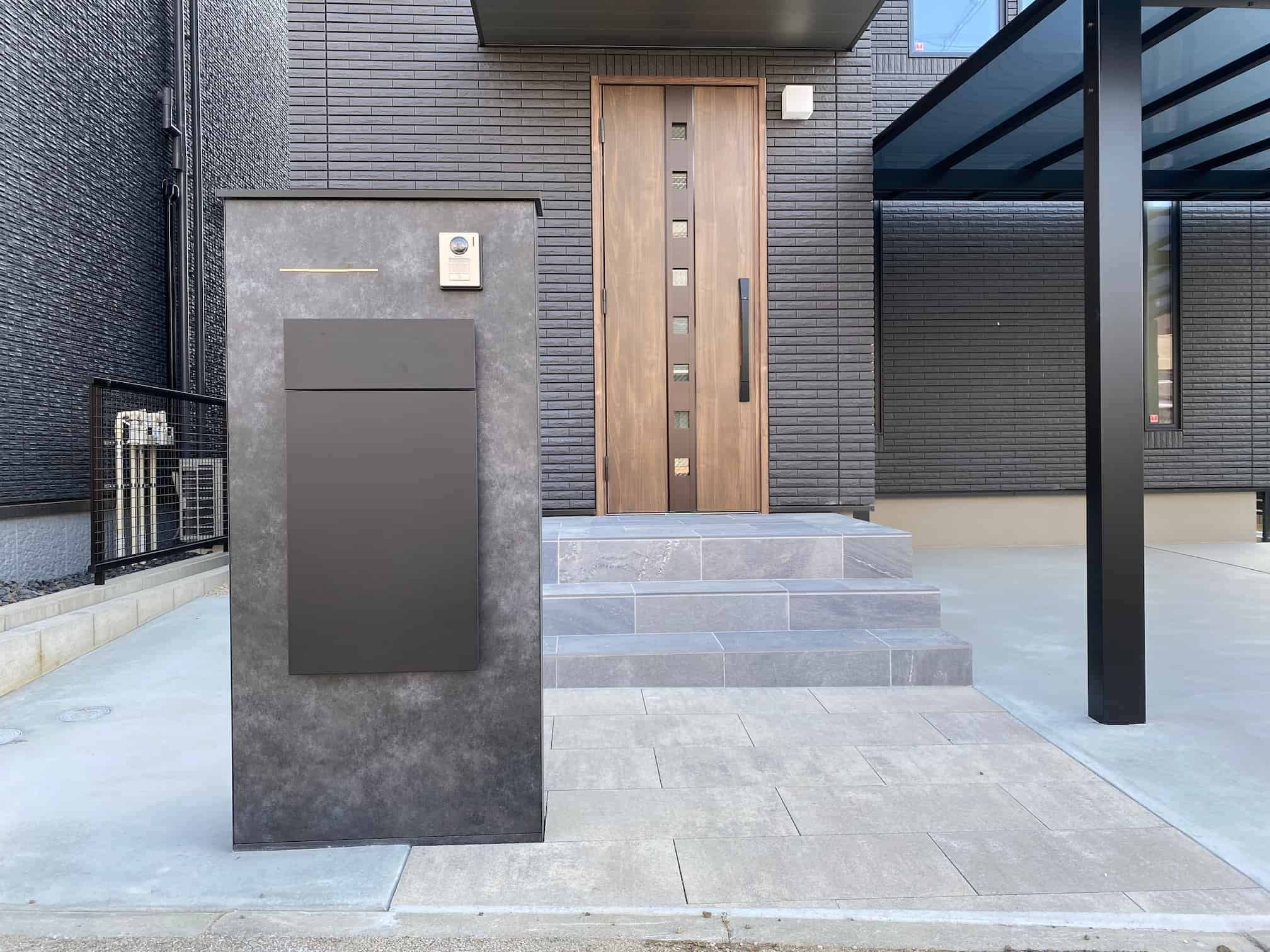 豊田市の新築エクステリア：シンプルデザインの機能門柱