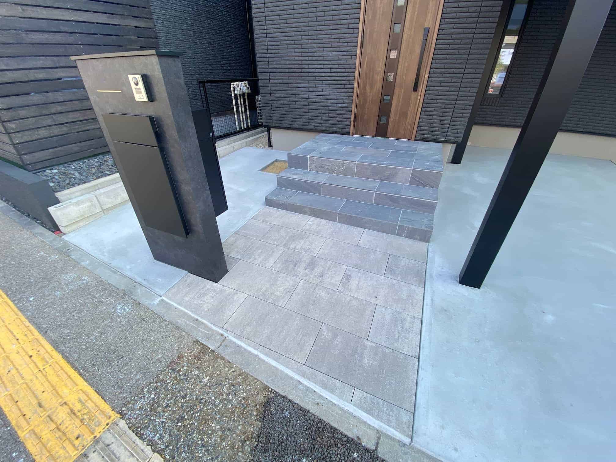 豊田市の新築エクステリア：平板敷きのおしゃれなアプローチ