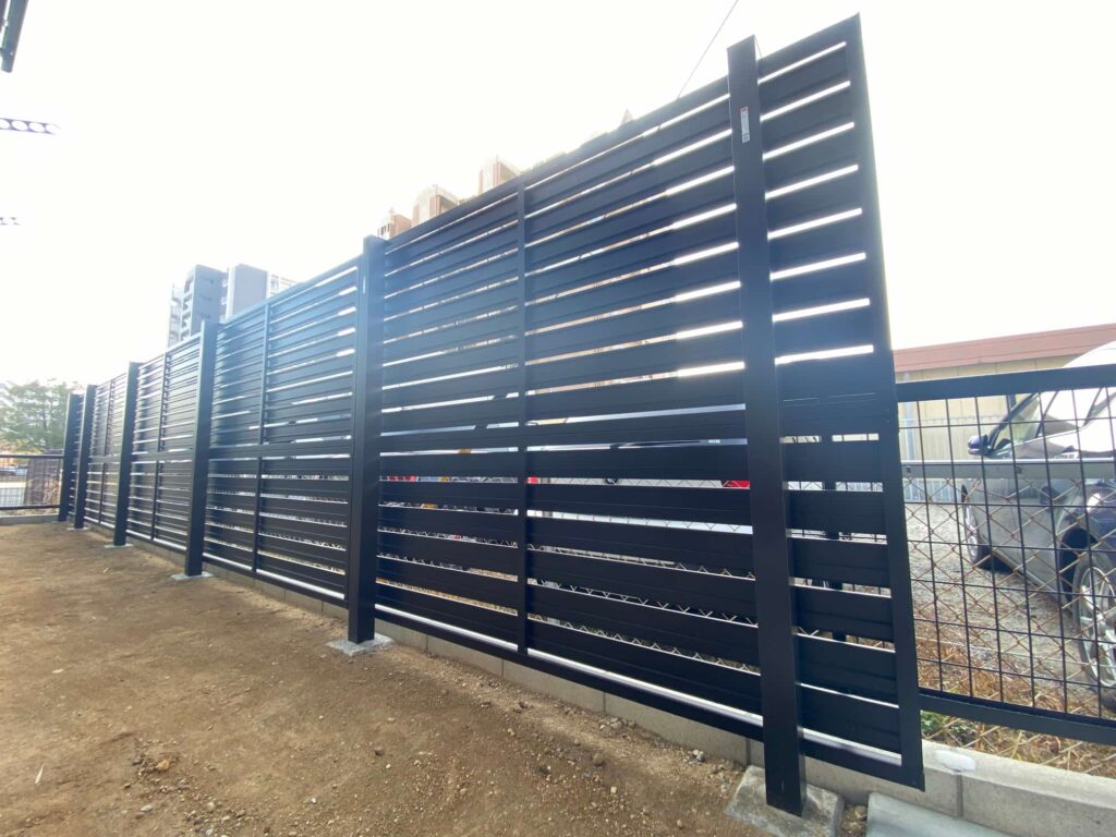 豊田市の新築エクステリア：風通しも確保しながらプライバシーを守る目隠しフェンス