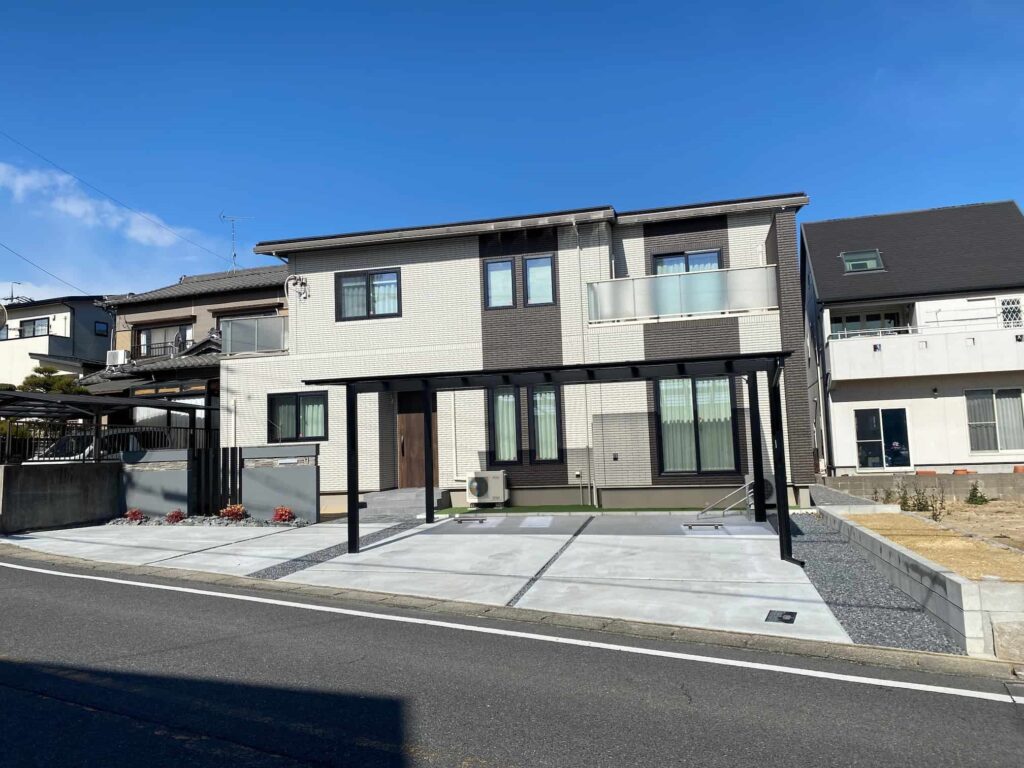 大府市の新築エクステリア：塗り壁×グレーで統一したモダン外構