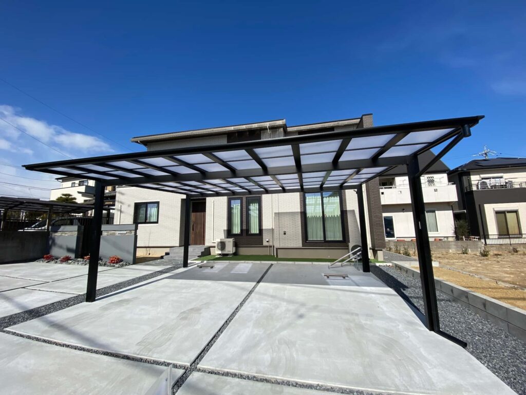 大府市の新築エクステリア：2台用カーポートにカーポートライトをつけた駐車場