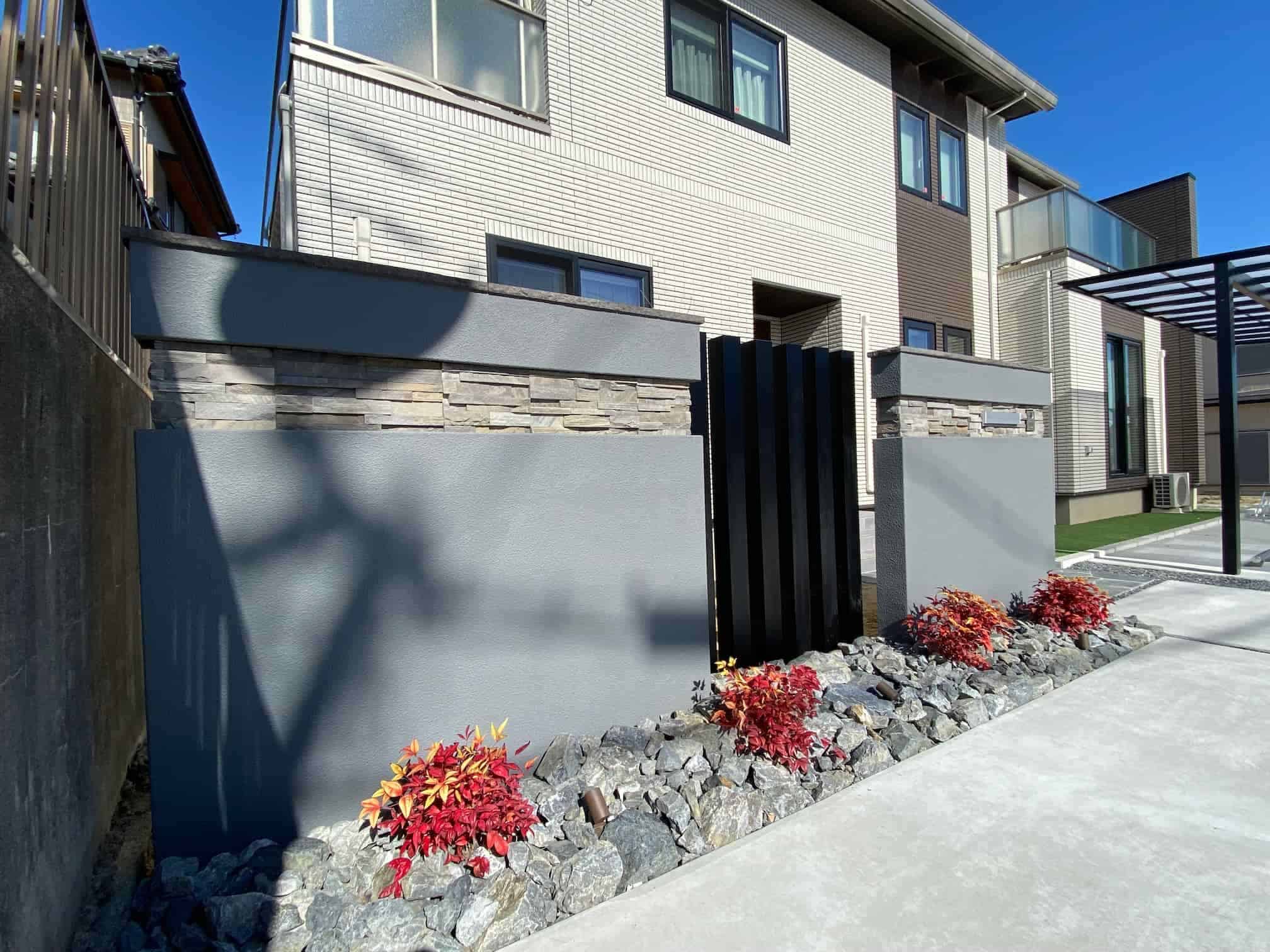 大府市の新築エクステリア：塗り壁×天然石貼りの上質感ある門柱・門塀