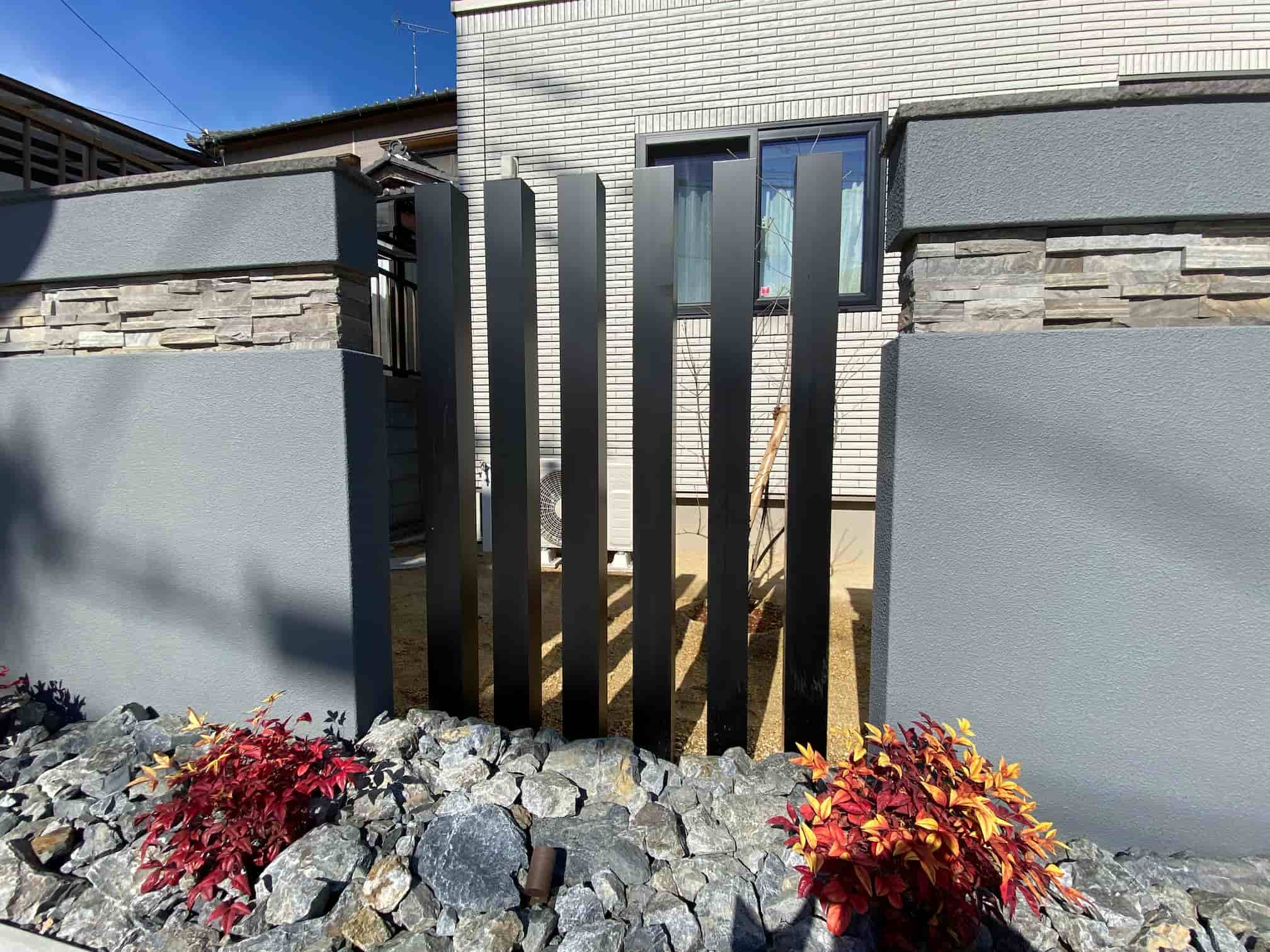 大府市の新築エクステリア:枕木材でさりげなく外構にアクセント