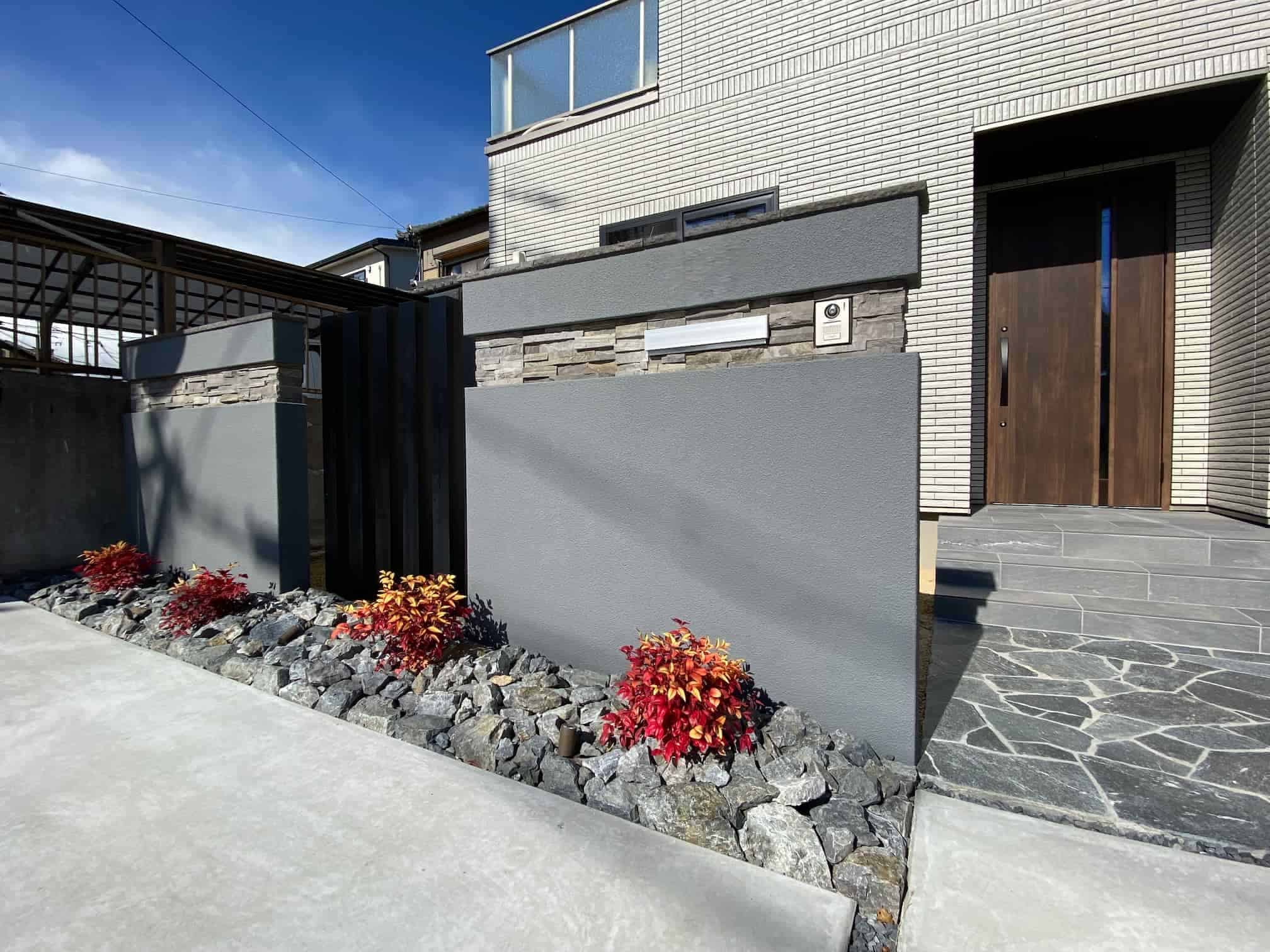 大府市の新築エクステリア：すっきりとした見た目と実用性を両立した門柱