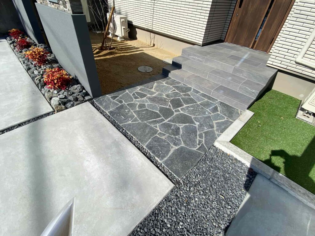 大府市の新築エクステリア：乱形石敷きが魅了するアプローチ