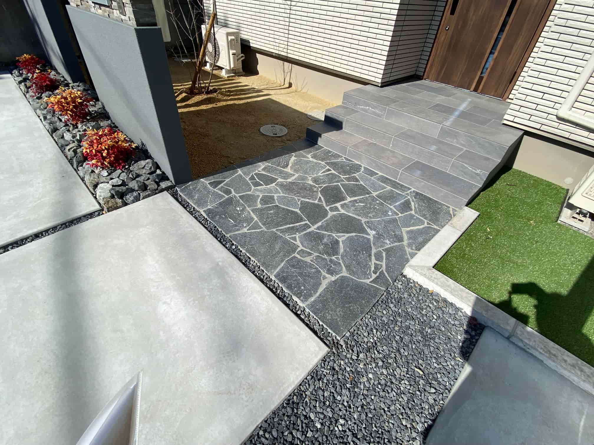 大府市の新築エクステリア:乱形石敷きが魅了するアプローチ