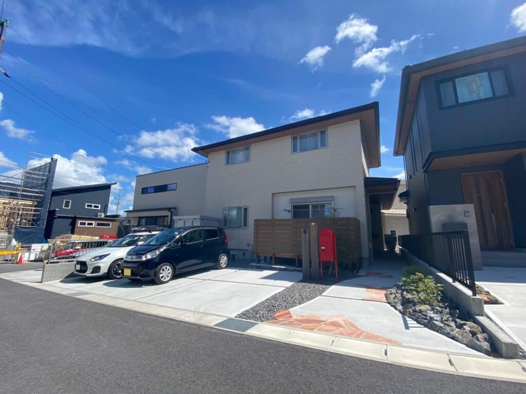 岡崎市の新築エクステリア：アプローチに乱形石を一部使用したナチュラル外構