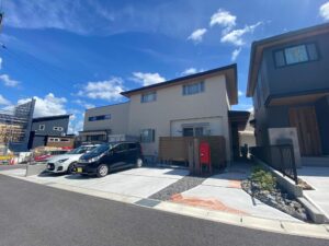 岡崎市の新築エクステリア：アプローチに乱形石を一部使用したナチュラル外構