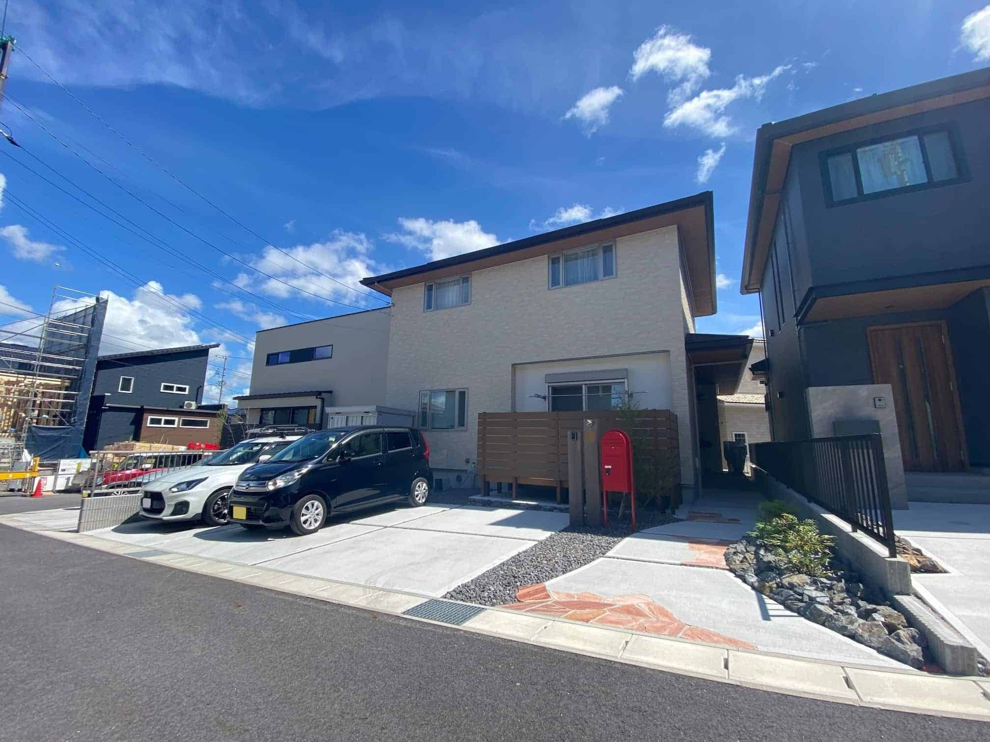 岡崎市の新築エクステリア：アプローチに乱形石を一部使用したナチュラル外構