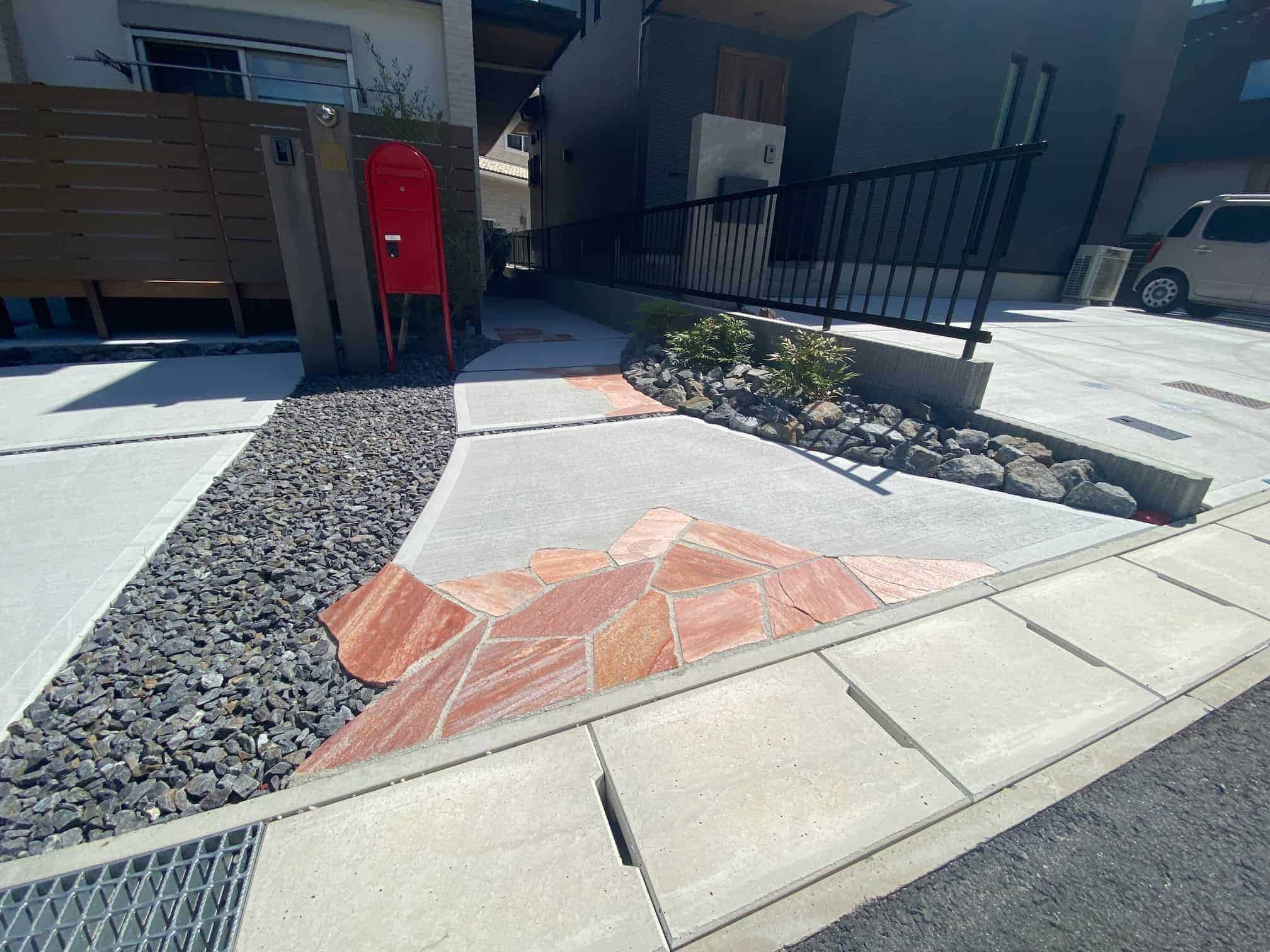 岡崎市の新築エクステリア：乱形石を一部使用したアプローチ