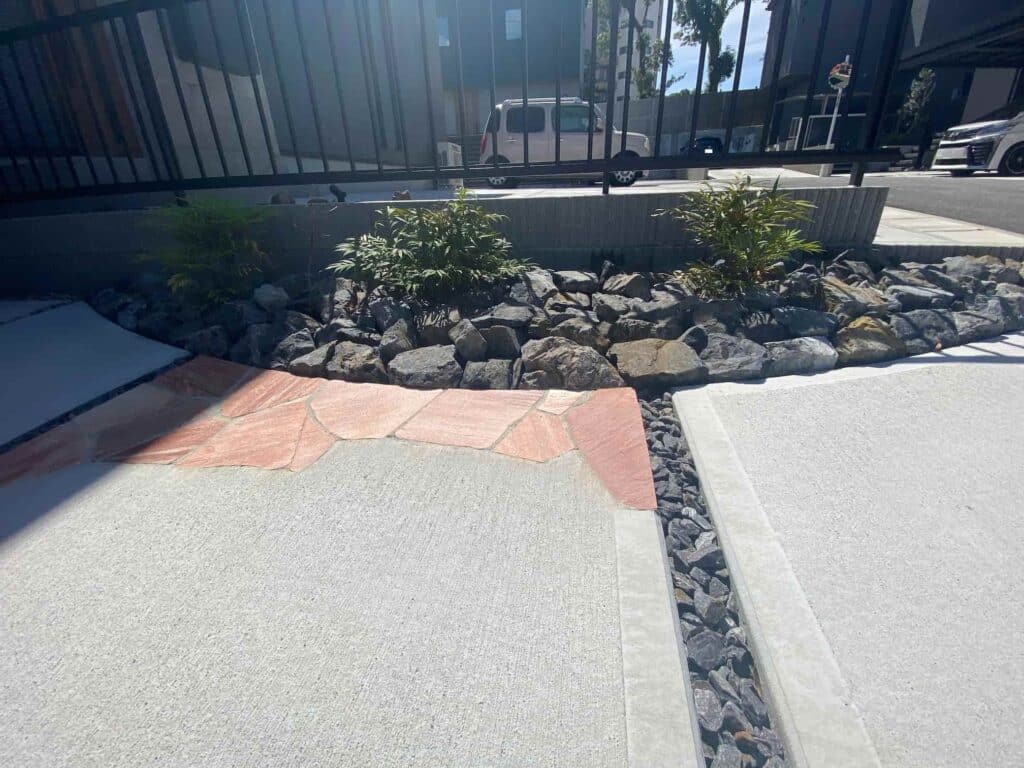 岡崎市の新築エクステリア：アプローチの横の植栽スペース