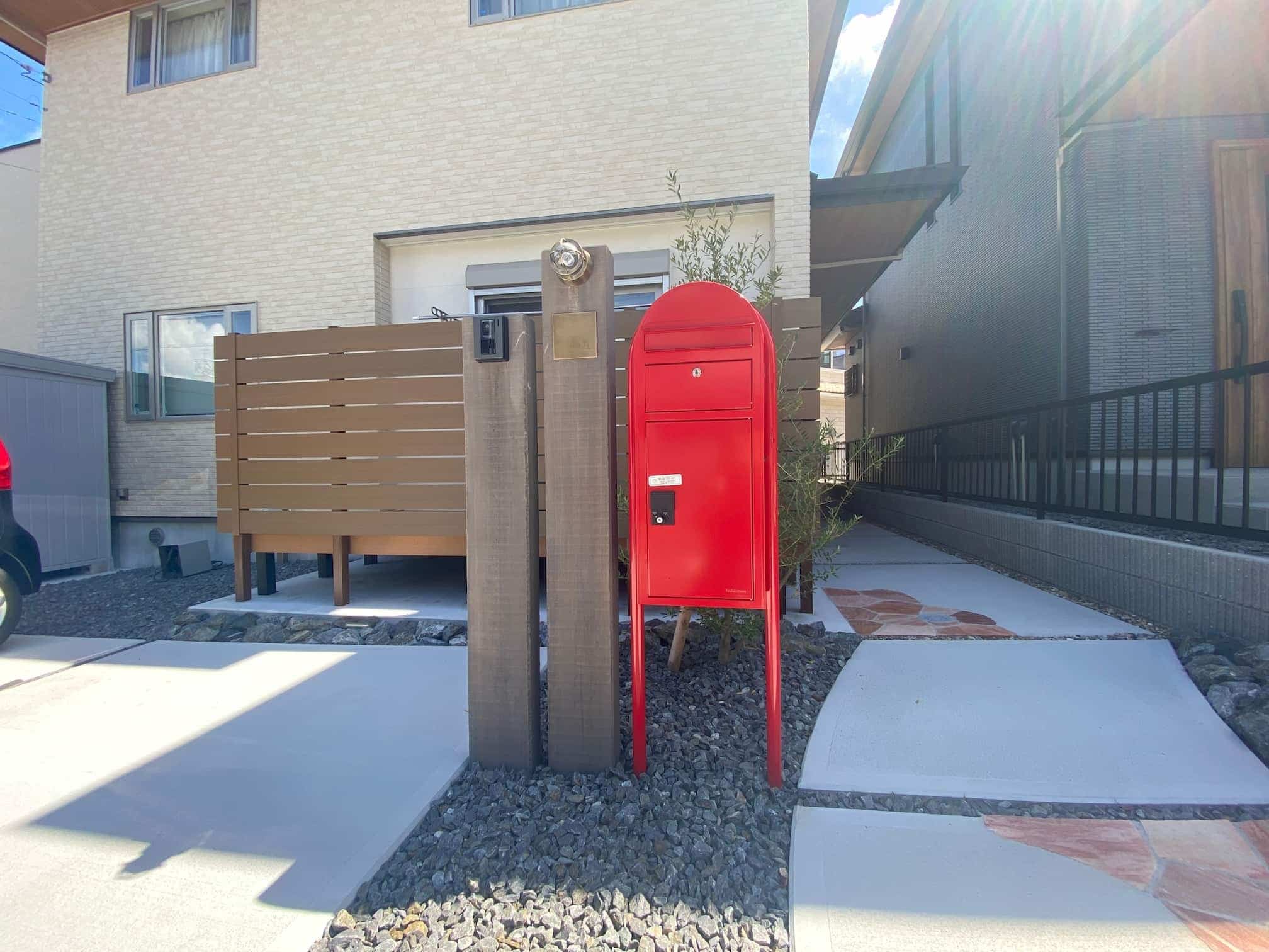 岡崎市の新築エクステリア：機能門柱と枕木材ですっきりな門まわり