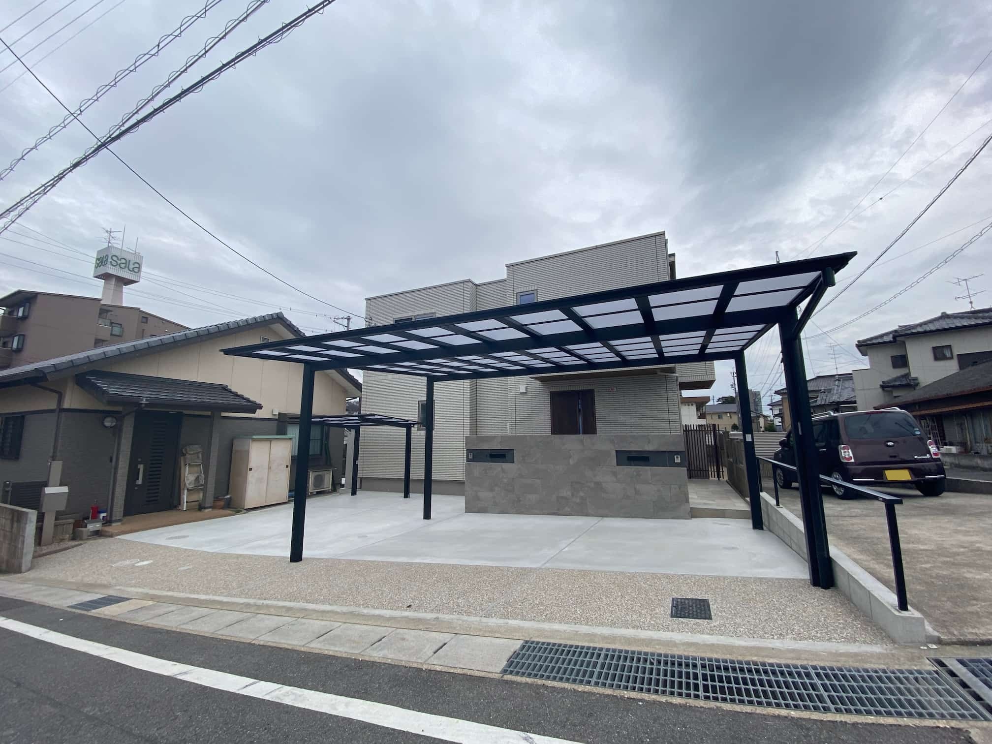 岡崎市の新築エクステリア：4台分の駐車スペースと2台用カーポート