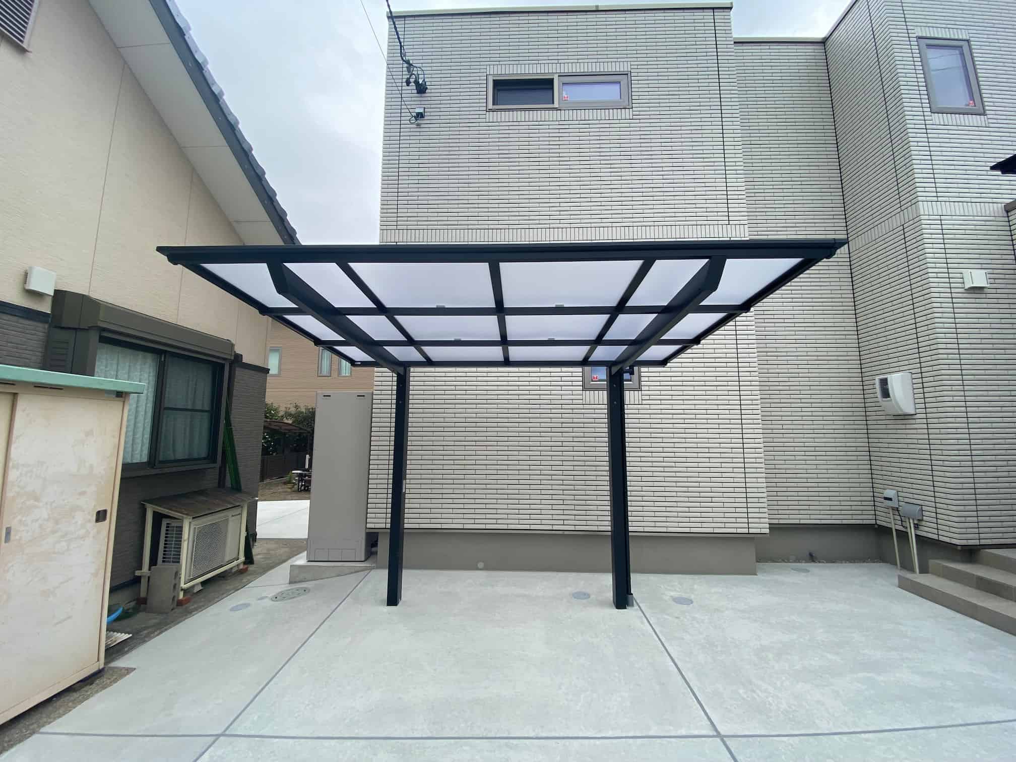 岡崎市の新築エクステリア：駐車スペースの一部にサイクルポート