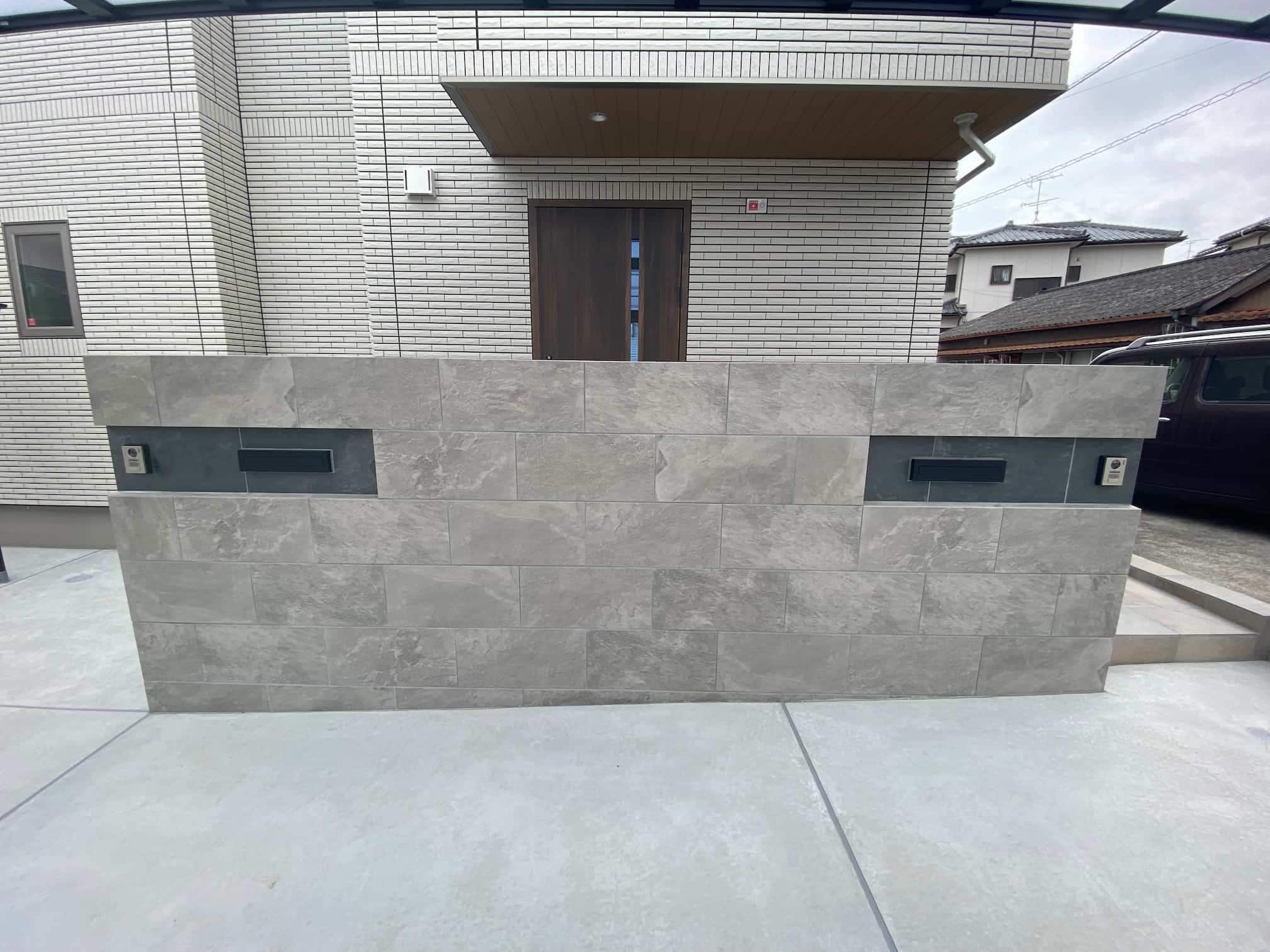 岡崎市の新築エクステリア：重厚感ある二世帯住宅門柱