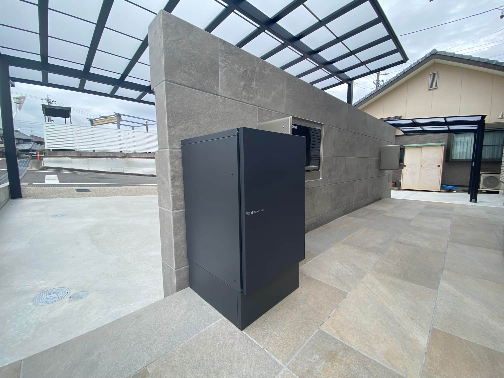 岡崎市の新築エクステリア：門柱裏に設置した宅配ボックス