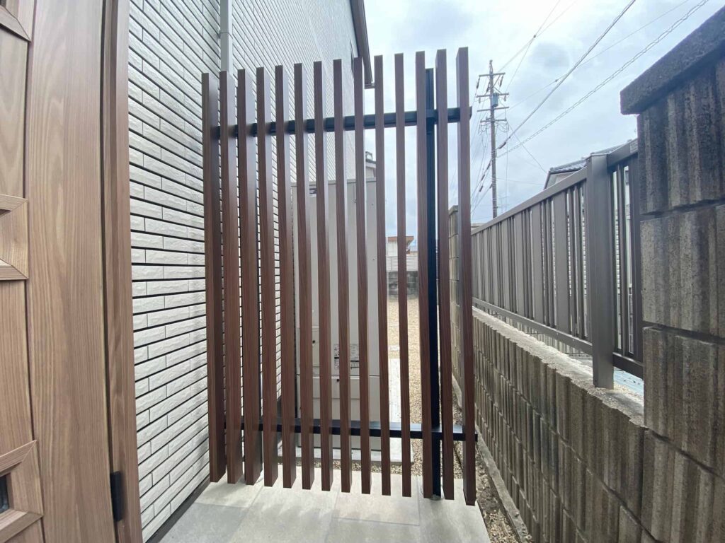 岡崎市の新築エクステリア：玄関ポーチ上にスクリーンフェンス