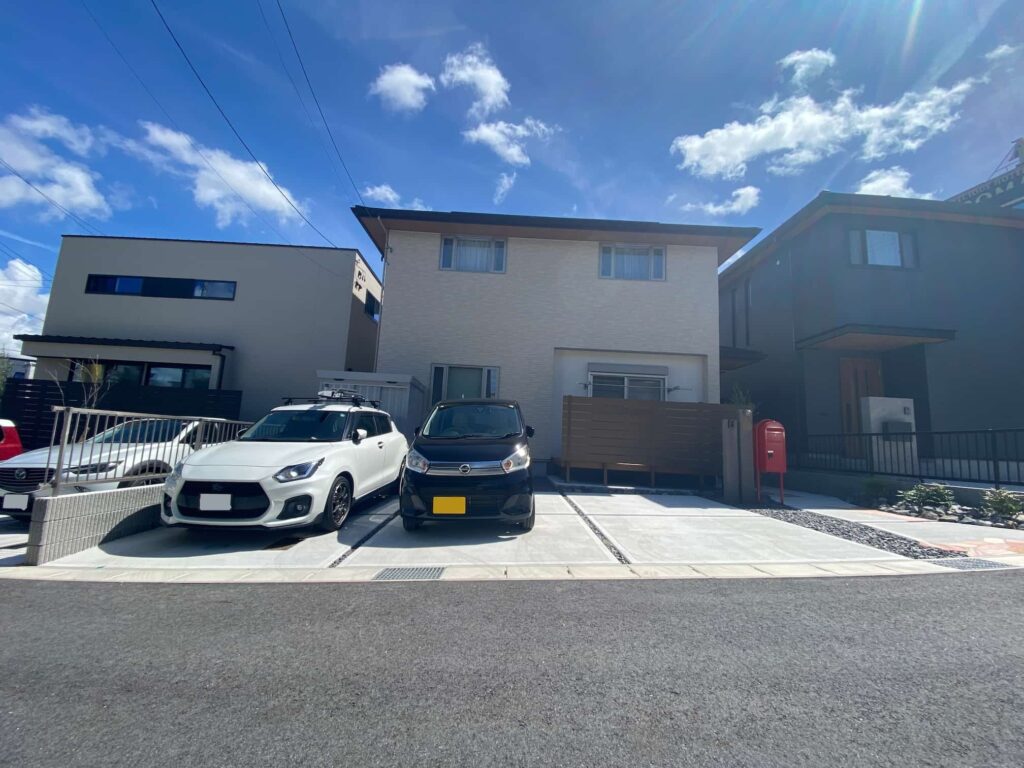 岡崎市の新築エクステリア：3台分のゆとりある駐車スペース