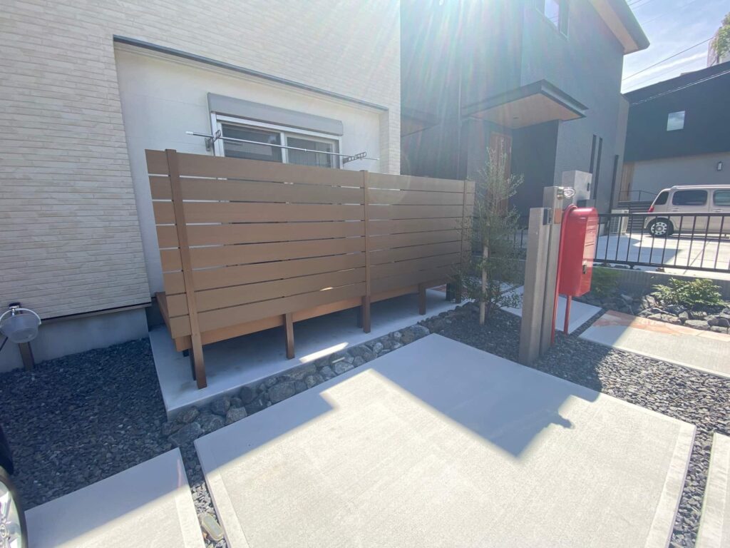 岡崎市の新築エクステリア：視線を遮る目隠しフェンス