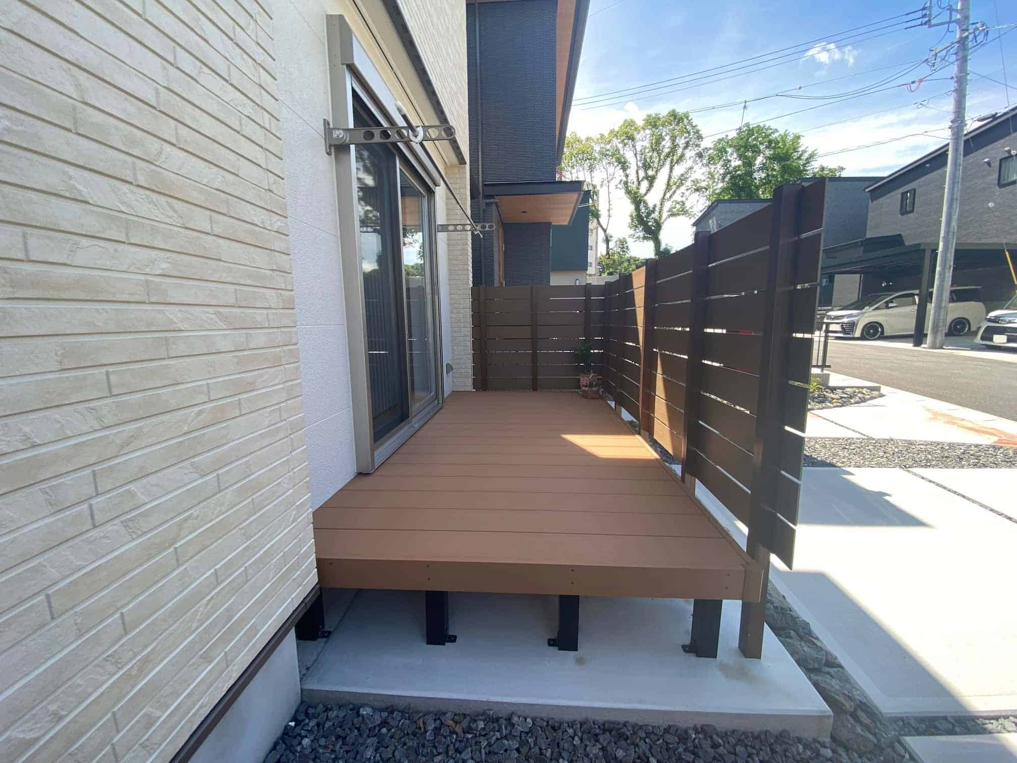 岡崎市の新築エクステリア：リビングとフラットにつながるウッドデッキ