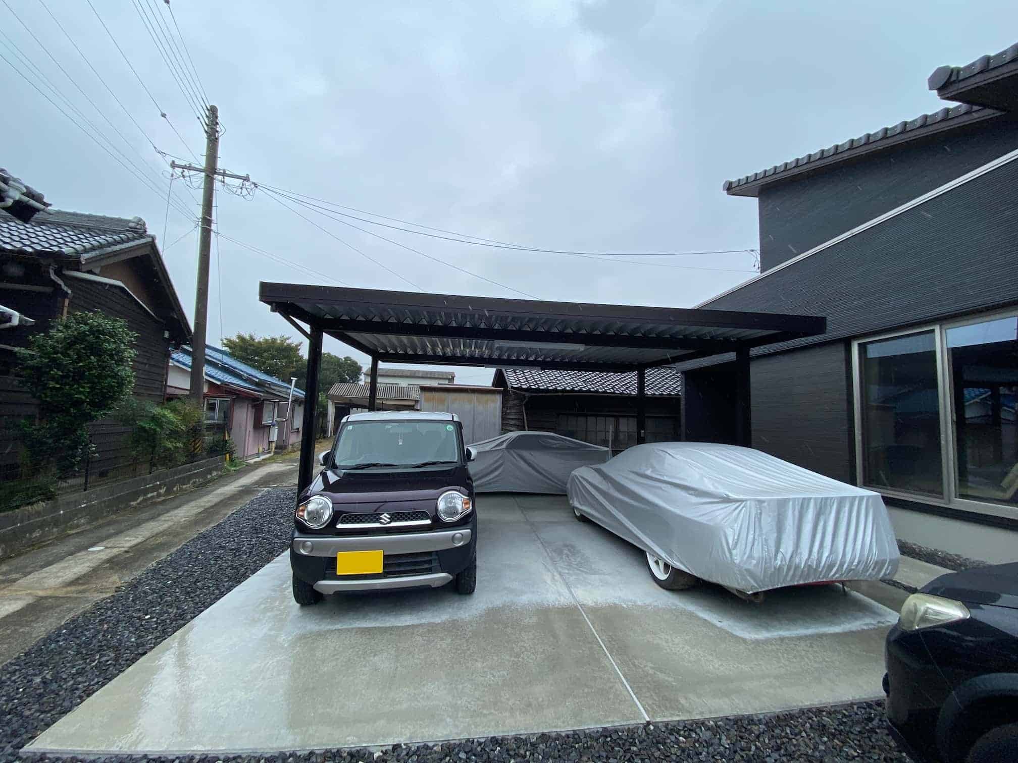 西尾市の新築エクステリア：複数台止めれるコンクリート仕上げの駐車場