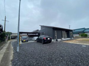 西尾市の新築エクステリア：黒色のおしゃれ折半カーポートのある外構