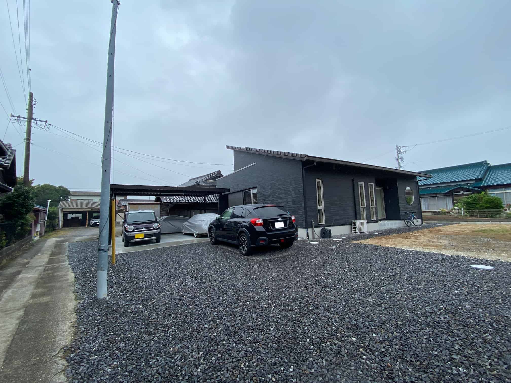 西尾市の新築エクステリア：黒色のおしゃれ折半カーポートのある外構