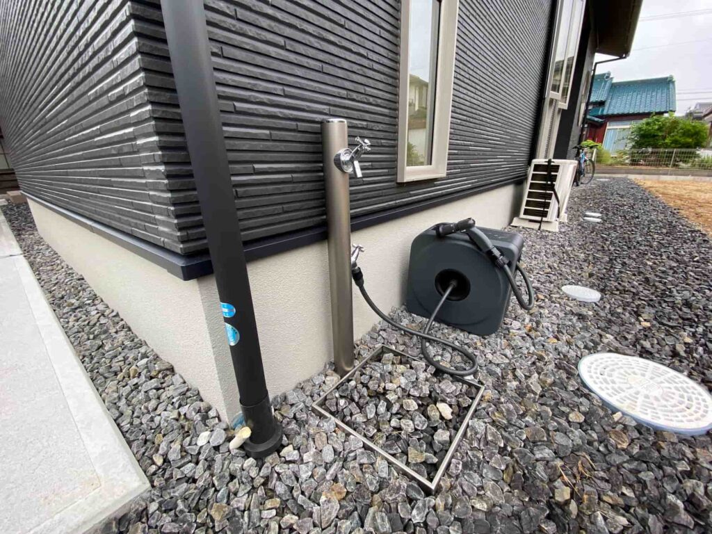 西尾市の新築エクステリア：丸形のおしゃれな立水栓